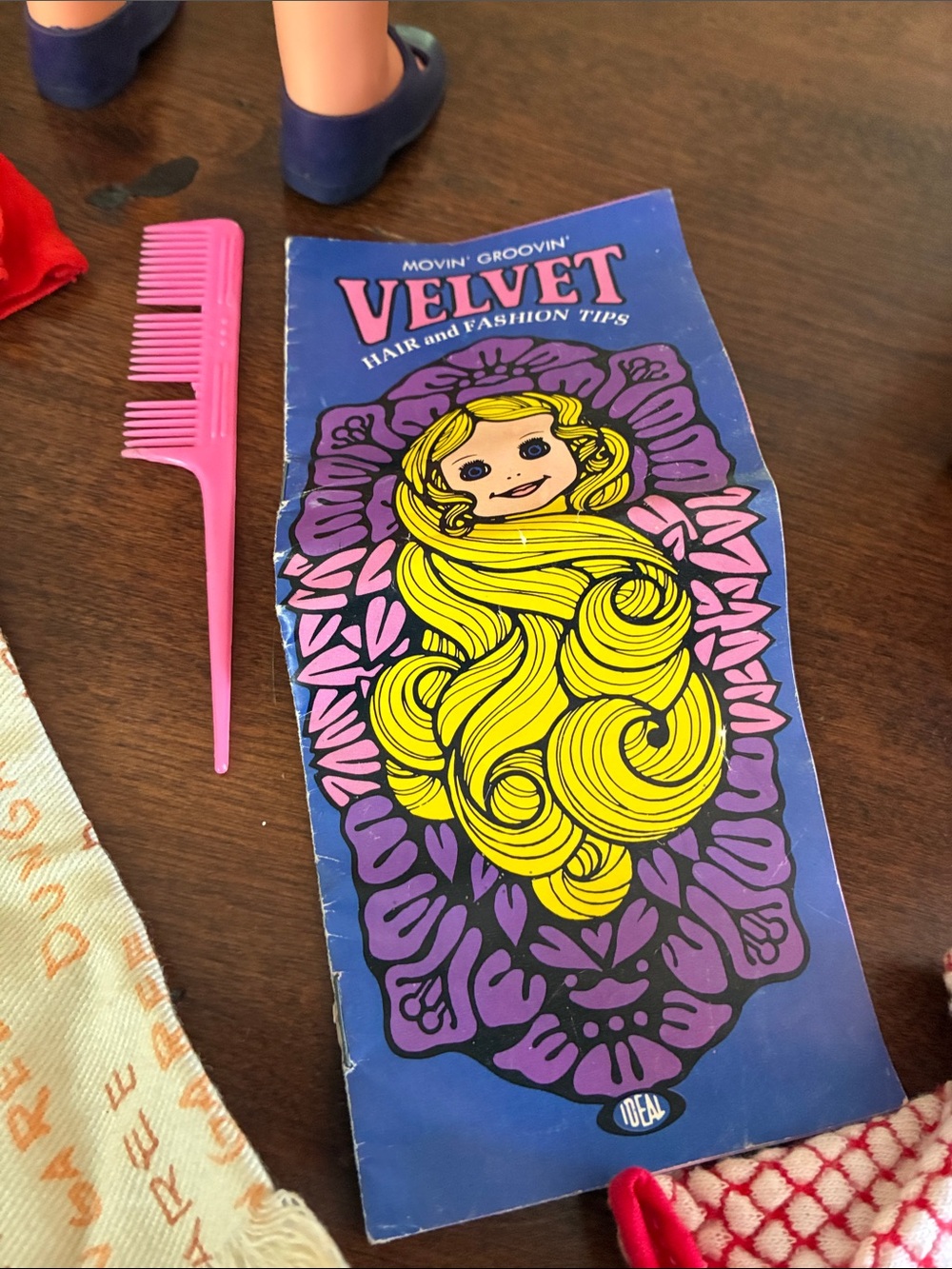 Vintage Movin’ Groovin’ Velvet Doll + outfits, boots, shoes, box, brochure - Picture 9 of 12